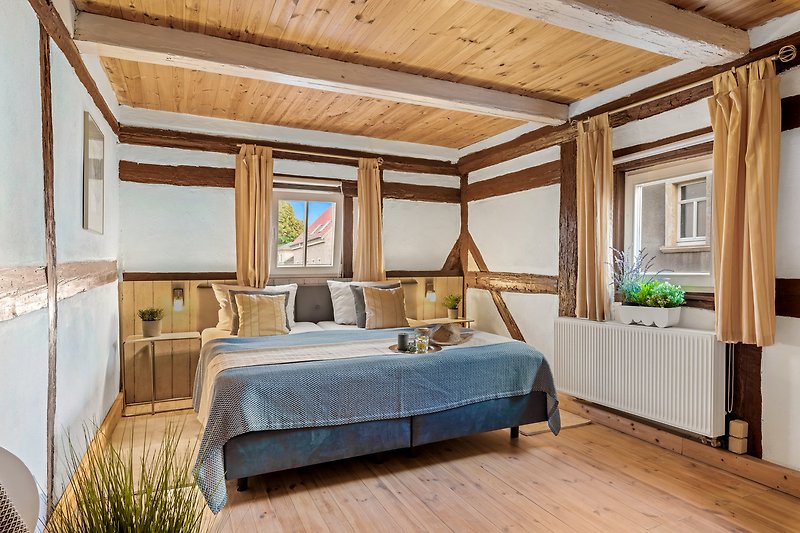 Komfortables Interieur mit Holzboden und schöner Aussicht.