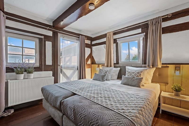 Gemütliche Ferienwohnung mit komfortablem Interieur, Holzboden und schöner Aussicht.