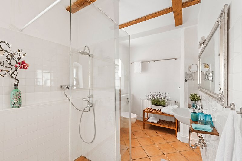 Gemütliches Badezimmer mit Holzboden und stilvoller Inneneinrichtung.