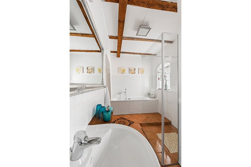 Gemütliches Badezimmer mit stilvoller Inneneinrichtung und Holzboden.