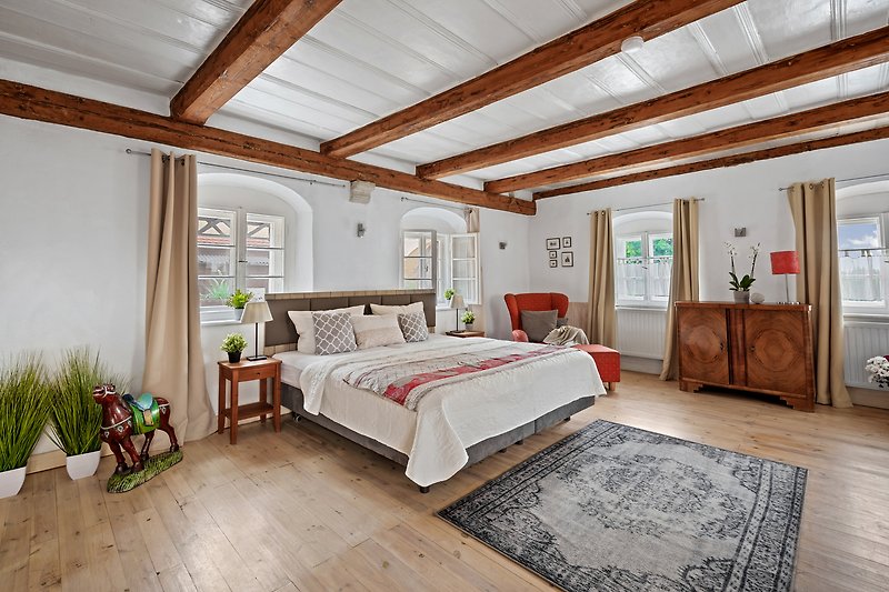 Komfortables Haus mit Holzboden, gemütlicher Einrichtung und schöner Aussicht.