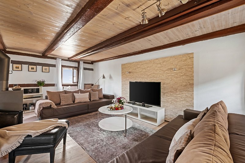 Gemütliches Wohnzimmer mit Holzmöbeln und stilvoller Inneneinrichtung.