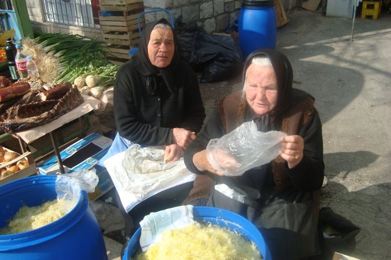 Mujeres de mercado en el mercado semanal en Split