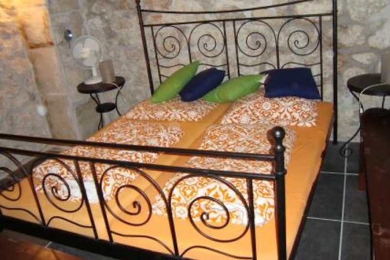 Dormitorio acogedor con cama doble