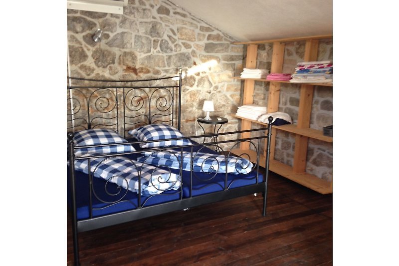 Gemütliches Schlafzimmer mit Doppelbett 