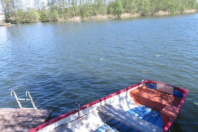 Soggiorno elegante sul lago con barca