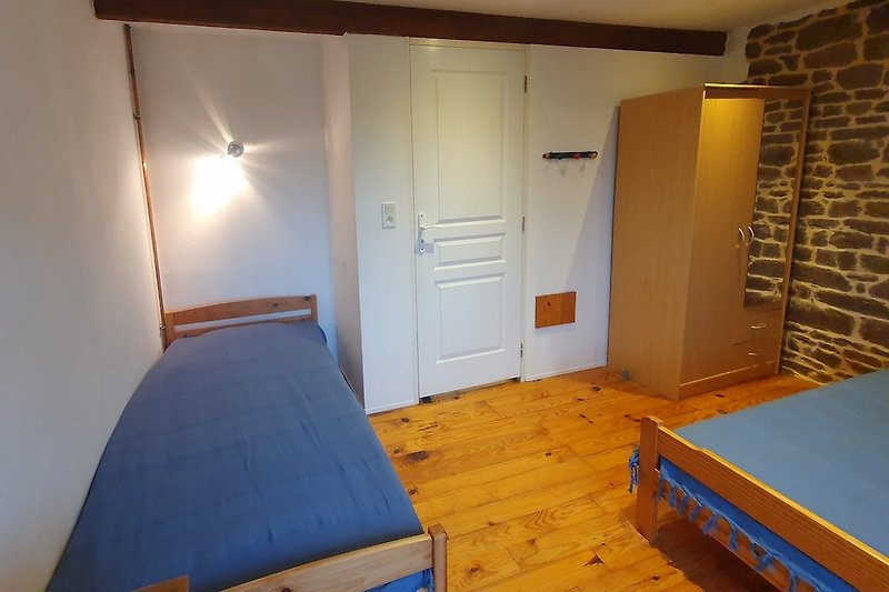 Gemütliches Schlafzimmer mit Holzparkett für 3 Personen