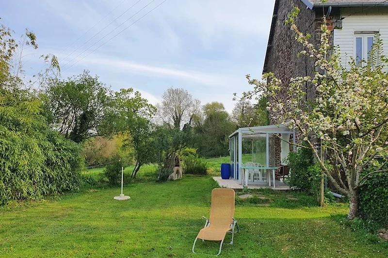 Tuin en serre voor de ingang van het appartement.