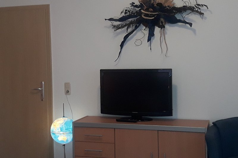 Blaues Zimmer mit Globuslampe