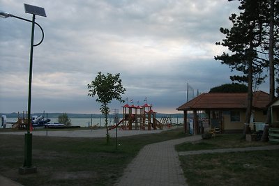 Fewo-Blick zum Hafen (links)