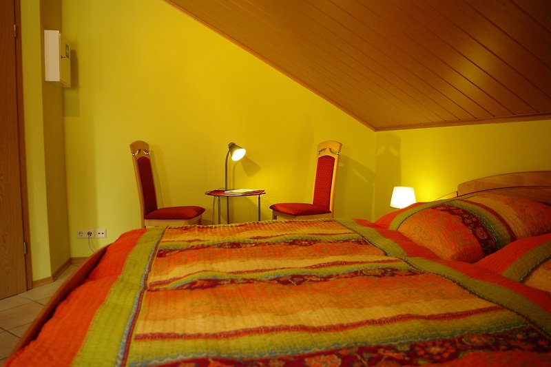 Gemütliches Schlafzimmer mit Holzmöbeln und warmem Licht.