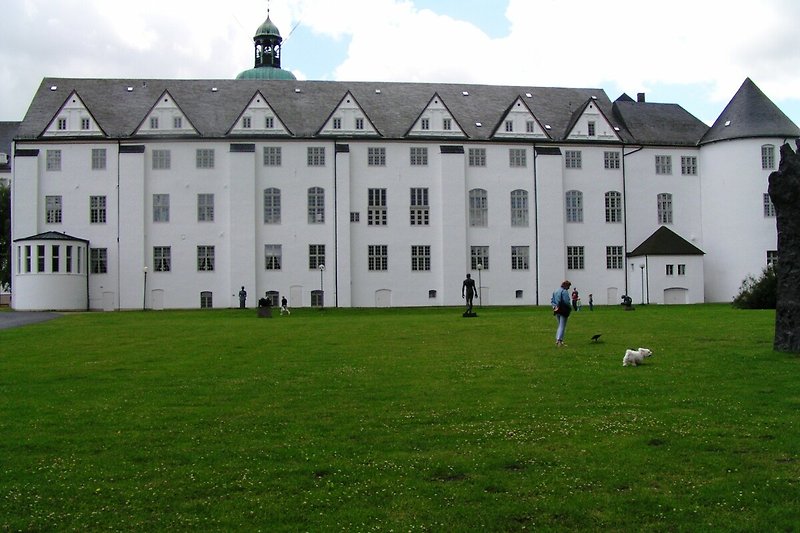 Schloss Gottorf , hier kann man echte Moorleichen anschauen.