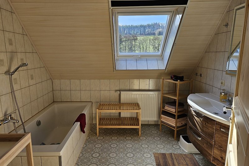 Modernes Badezimmer mit Spiegel, Waschbecken und Dusche.