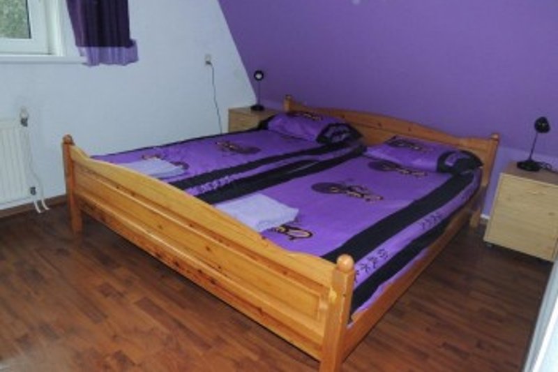 Schlafzimmer mit Kinderreisebett