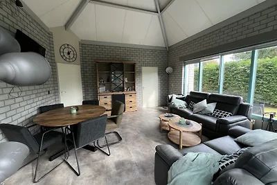Bungalow,Wintergarten, eingezäunt