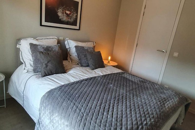Sfeervolle slaapkamer met comfortabel bed en stijlvolle verlichting.
