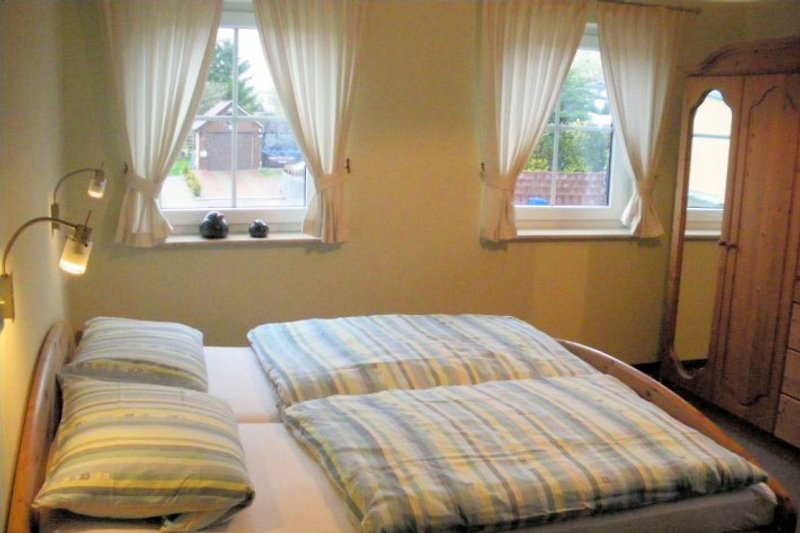 Schlafzimmer mit Doppel- und separatem EinzelbettKinderzimmer mit Etagenbett mit 3 Schlafgelegenheiten