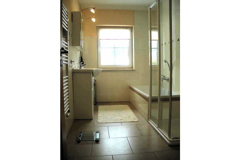 Badezimmer mit Wannenbad, Dusche und WC
