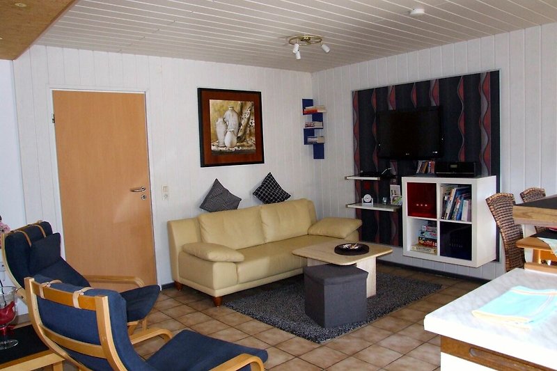 Wohnzimmer mit Holzmöbeln und bequemer Couch.