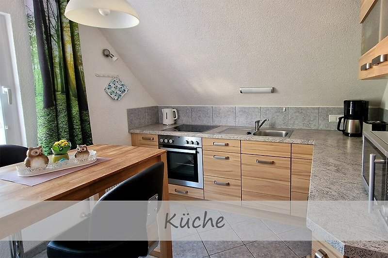 Ferienwohnung Eulenstube - Moderne Küche, erhöhte Sitzgelegenheit mit Barhocker.