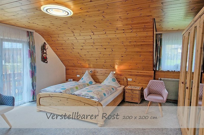 Ferienwohnung Heimatglück - geräumiges Schlafzimmer mit Doppelbett und viel Stauraum
