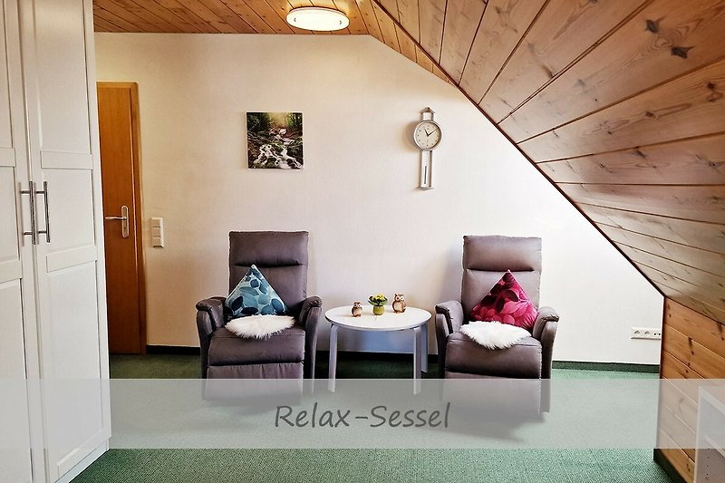 Ferienwohnung Eulenstube - Gemütlicher Wohnbereich mit Relax-Sessel, elektronisch verstellbar