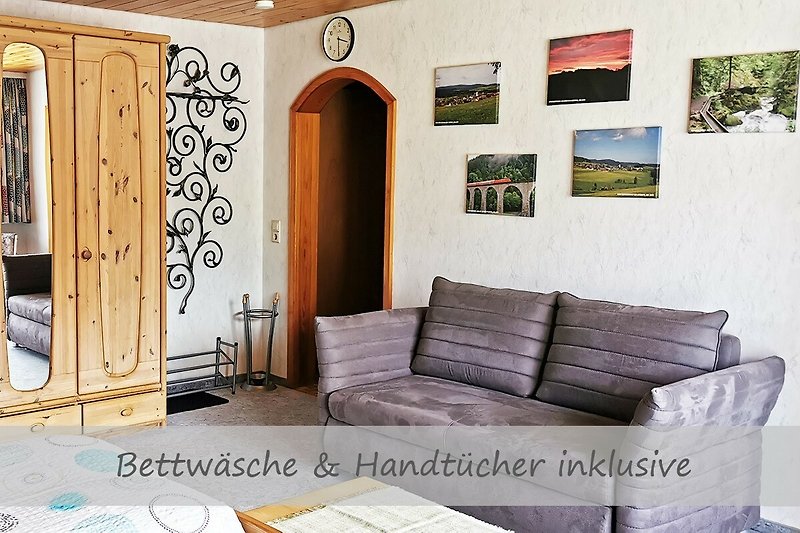 Ferienwohnung Heimatglück - Schlafzimmer mit Couch und stilvoller Einrichtung.