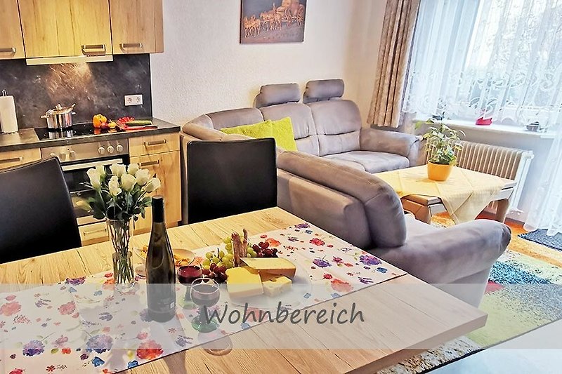 Ferienwohnung Blumenzauber - Wohnbereich mit gemütlichem Sofa