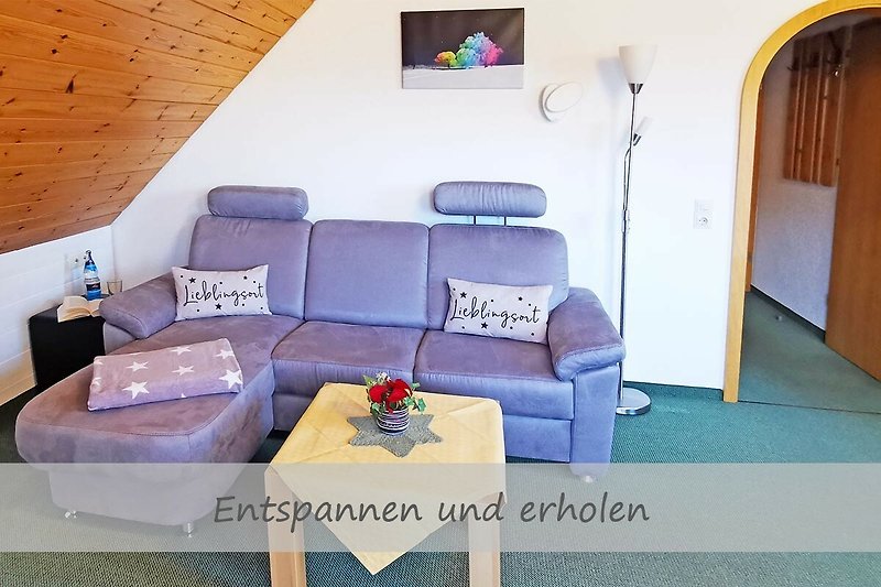 Ferienwohnung Sternentraum - Gemütlicher Wohnbereich mit Couch. Perfekter Komfort zur Entspannung.