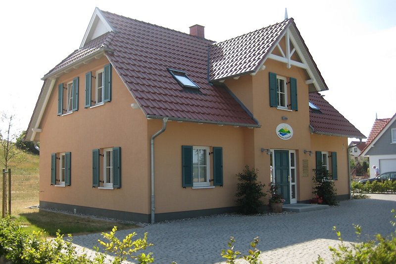 Charmantes Landhaus mit Balkon und Blick auf die Wiese.