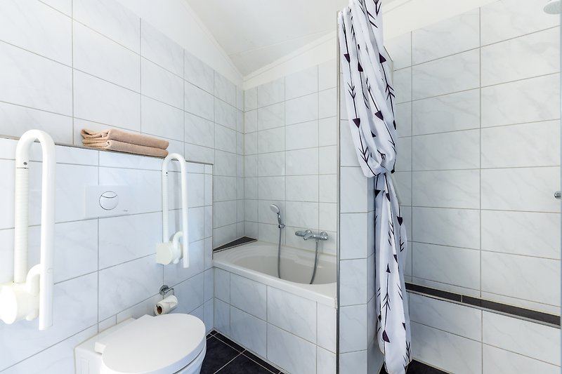 Badezimmer mit kleine Wanne und separate barrierefreie Dusche 1 Meter breit WC mit Buegel