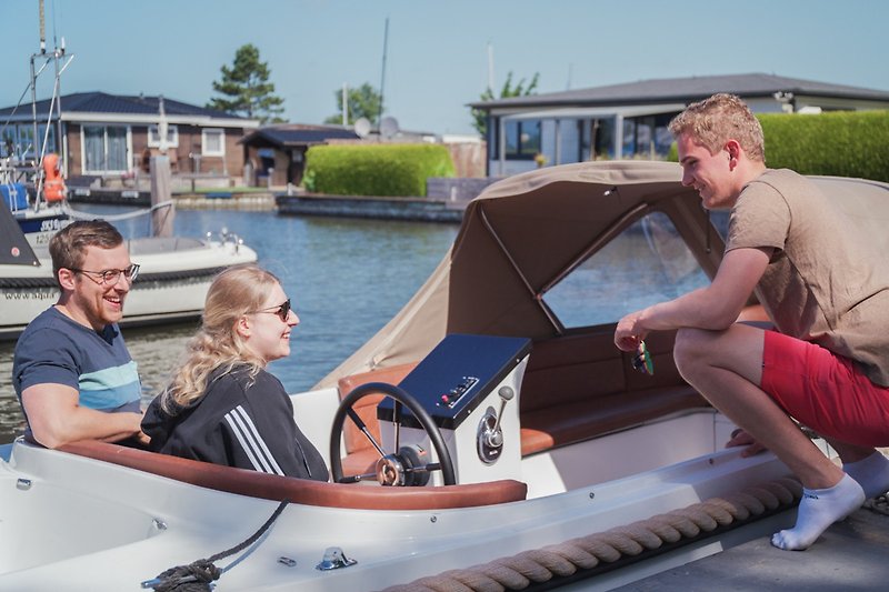 Boot auf ruhigem See mit Wasserfahrzeugen und Sonnenbrille. #Wasser #Freizeit