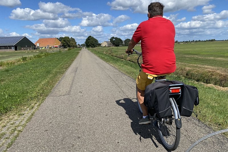 Fahrräder, Wolken und Gras - Natur und Freizeit.