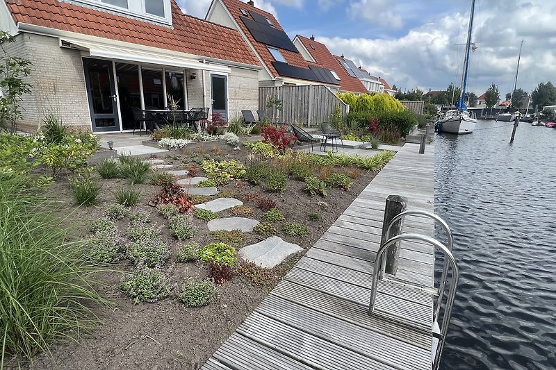 Freistehendes Ferienhaus am Wasser mit Bootssteg