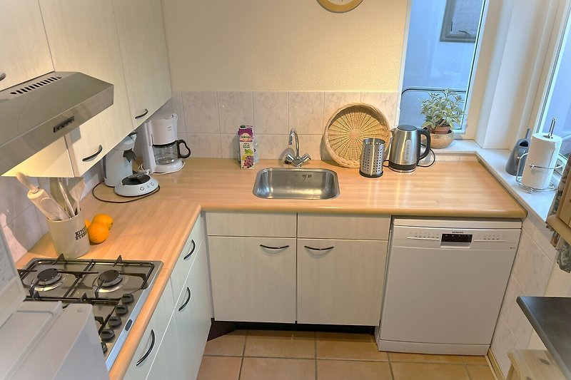 Moderne Küche mit hochwertigen Geräten und stilvoller Einrichtung.