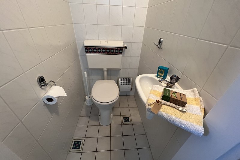 Modernes Badezimmer mit Badewanne, Waschbecken und Fliesen.