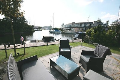 Ferienhaus am Wasser mit Bootssteg