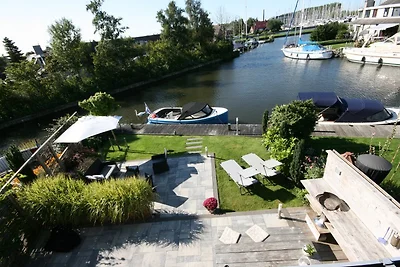 Ferienhaus am Wasser mit Bootssteg