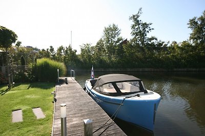 Ferienhaus am Wasser mit Bootssteg
