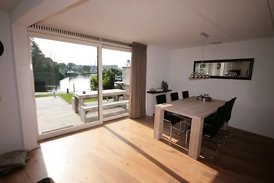 Ferienhaus am Wasser mit Bootssteg