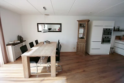 Ferienhaus am Wasser mit Bootssteg