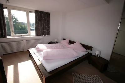 Ferienhaus am Wasser mit Bootssteg