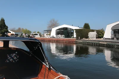 Bungalow am Wasser Eckgrundstück