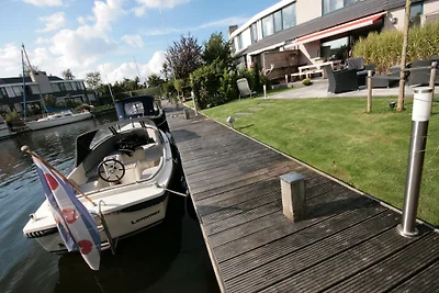 Ferienhaus am Wasser mit Bootssteg
