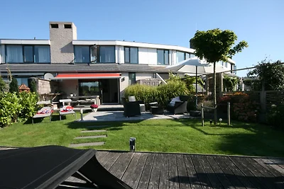 Ferienhaus am Wasser mit Bootssteg