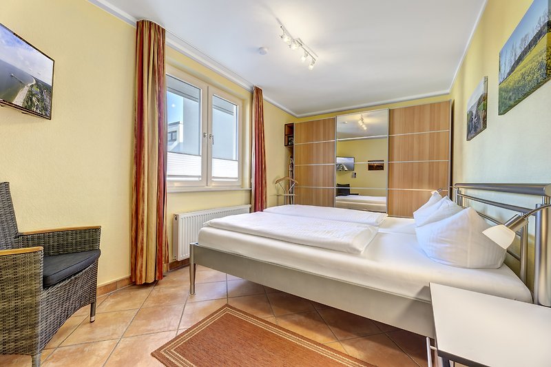 Elegantes Schlafzimmer mit Doppelbett 180 x 200 m auf Komforthöhe