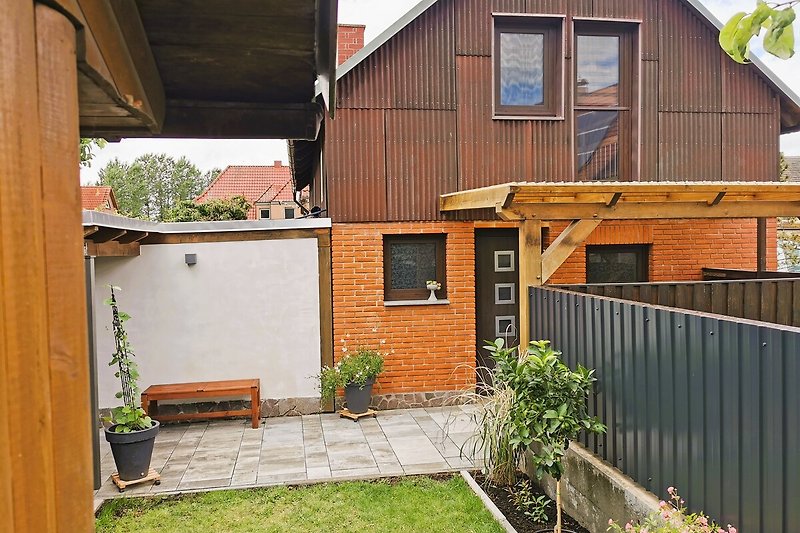 Ferienwohnung über  2 Ebenen. Im Eingangsbereich Bad mit WC und Dusche, sowie eine Waschmaschine.