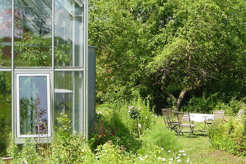 Versteckter Sitzplatz im Garten für die Feriengäste