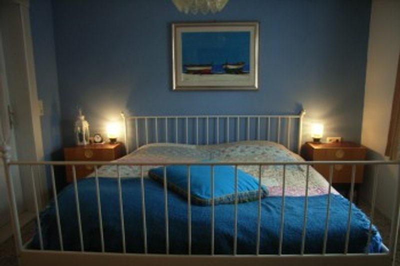 Sypialnia / AK na dole z łóżkiem o szerokości 180 cm - można z niego korzystać również z dzieckiem!