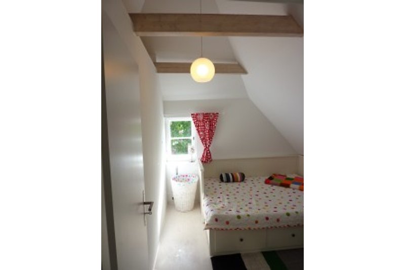 Schlafzimmer/ Ak Dach oben mit Doppelbett, Schrank und Platz für Reisebett